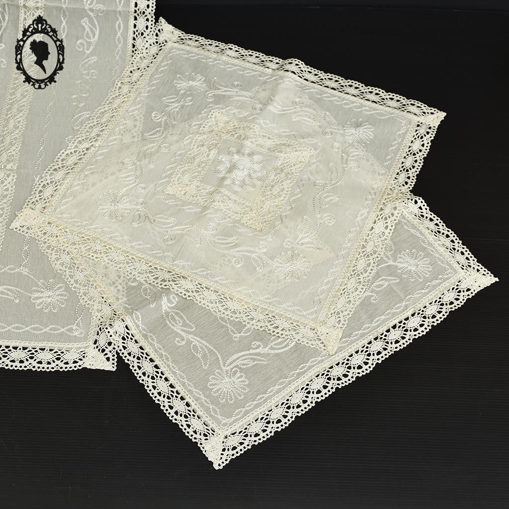 Linge de table brodé 2 napperons et 1 chemin de table style dentelle crème