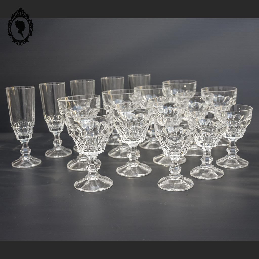 Lot 17 verres eau vin champagne sur pied en verre moulé multi facette