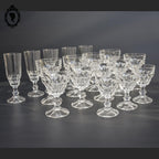 Lot 17 verres eau vin champagne sur pied en verre moulé multi facette