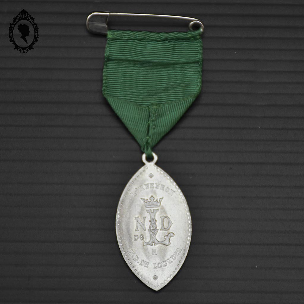 Médaille religieuse grise ovale pointue Immaculée conception en fer blanc vintage