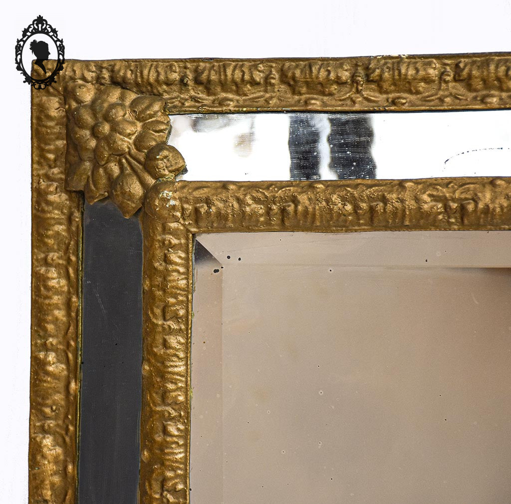 Miroir mural à parclose métal repoussé doré ancien Napoléon III H 47 cm