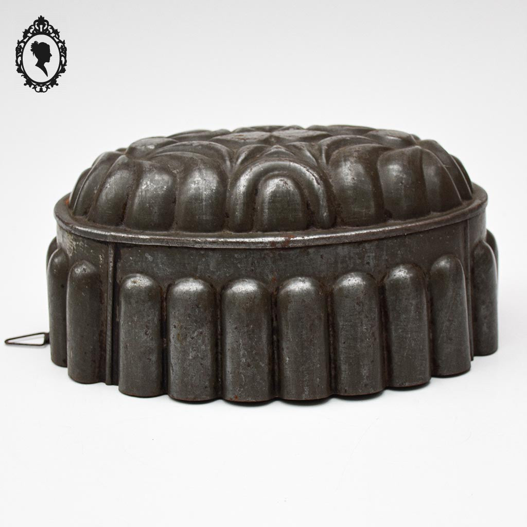 Moule à gâteaux cake en fer blanc gris ovale ancien