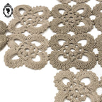 Napperon allongé original en crochet ancien vintage fait main teint beige taupe 68 x 31 cm