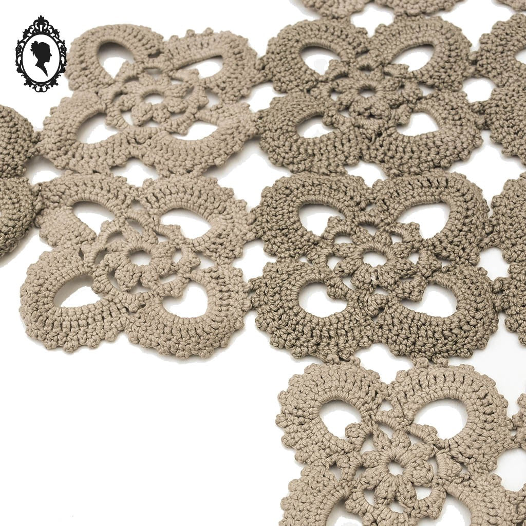 Napperon allongé original en crochet ancien vintage fait main teint beige taupe 68 x 31 cm
