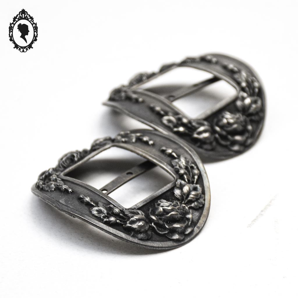 Paire de boucles anciennes pour chaussure ou ceinture métal gris motif rose en relief