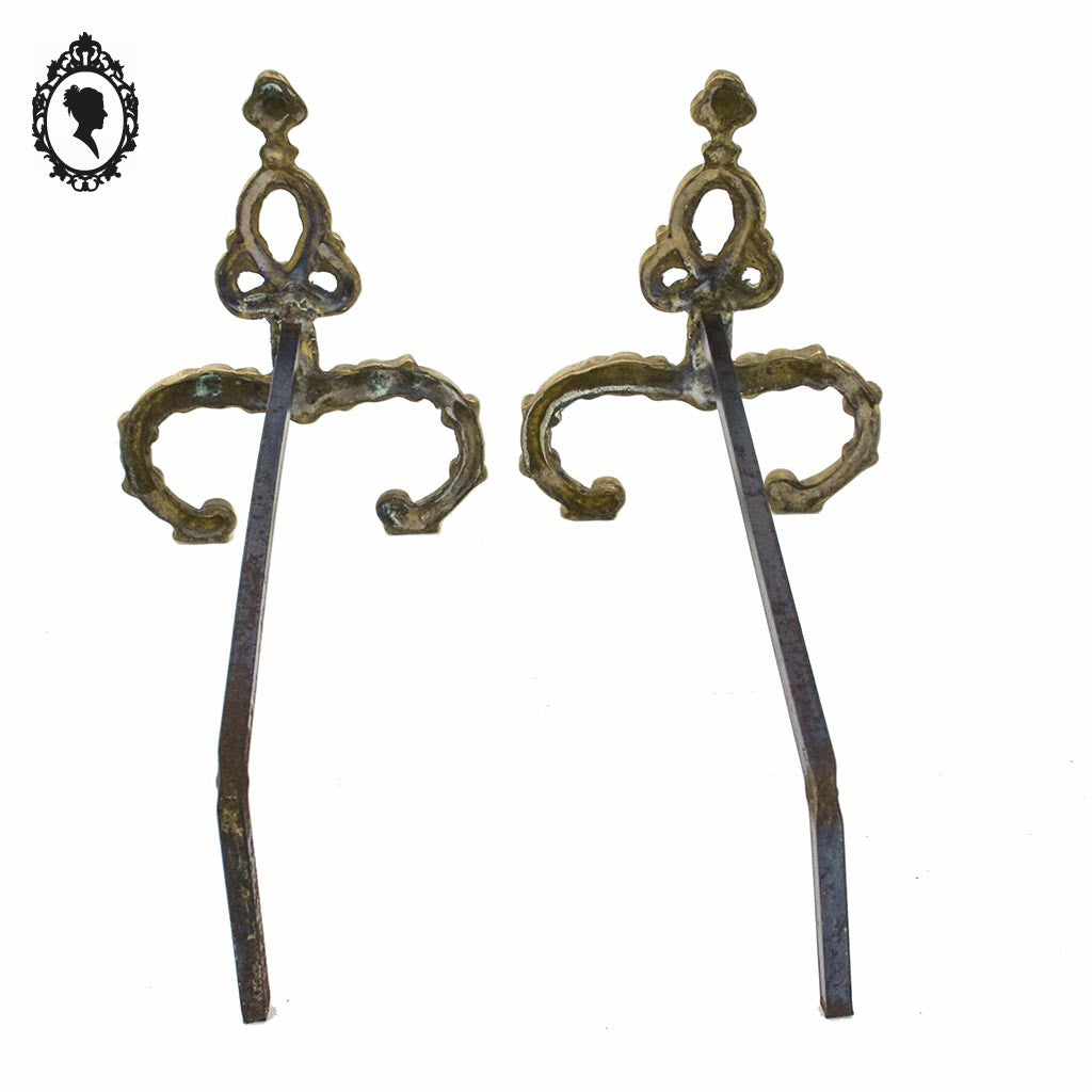 Petite et fine paire de chenets en bronze doré style Louis XV accessoire de cheminée ancien
