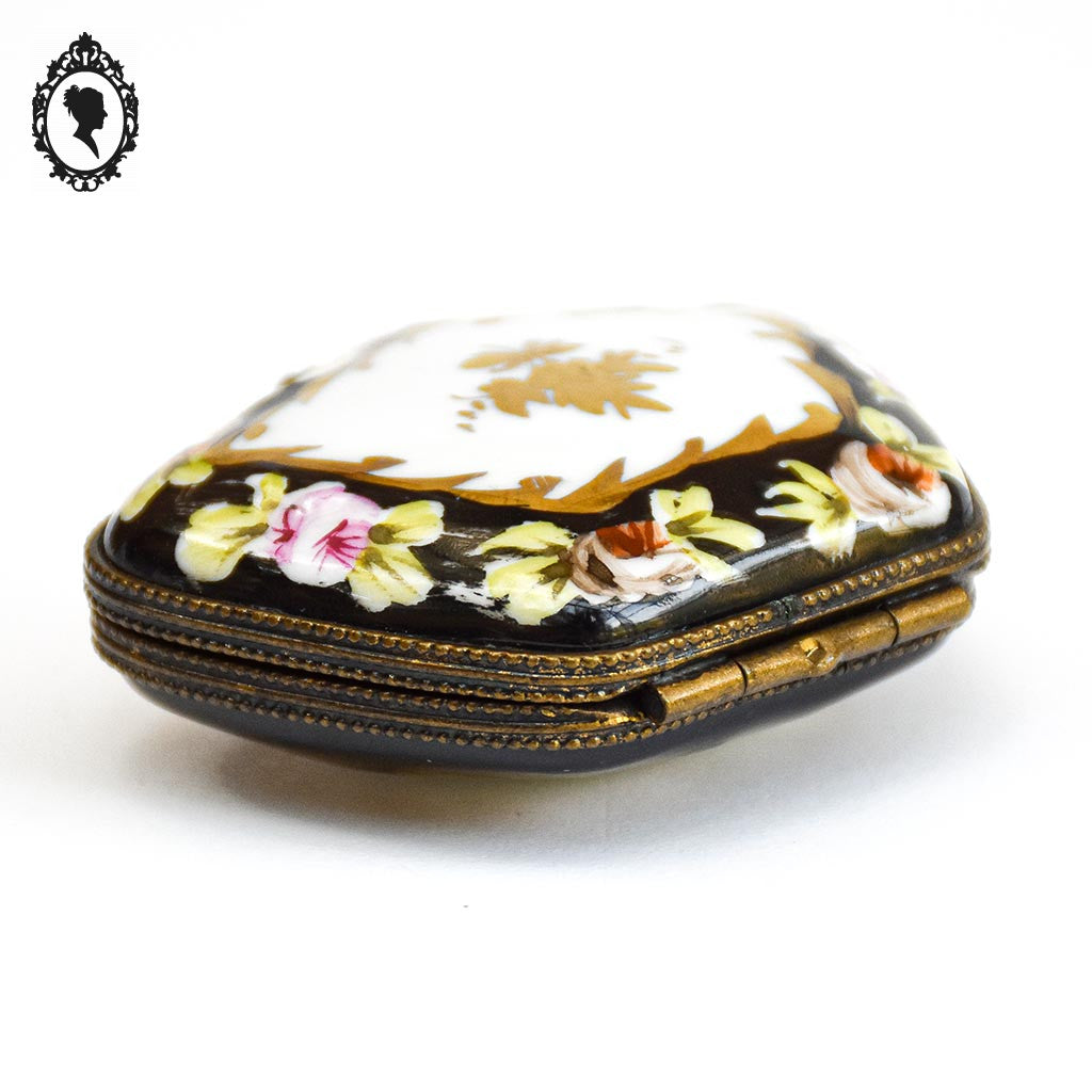 Pilulier boite romantique noir, or fleurie sur porcelaine blanche vintage signée