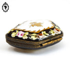 Pilulier boite romantique noir, or fleurie sur porcelaine blanche vintage signée