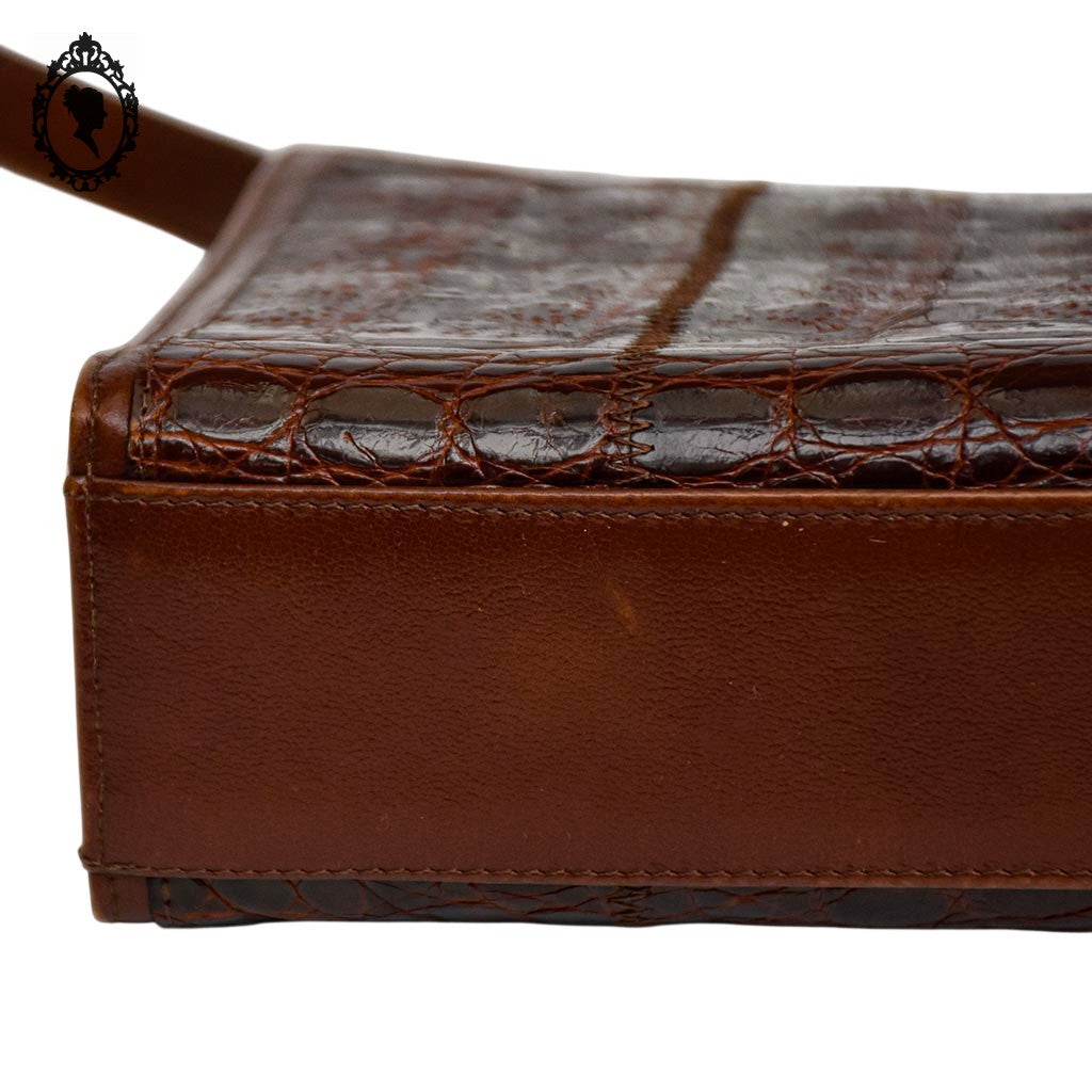 Sac à main cuir croco marron porté épaule femme chic vintage