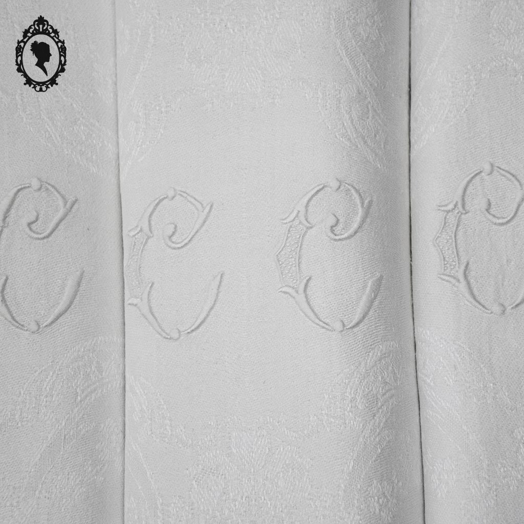 Service nappe et 12 serviettes de table anciennes damassées blanches monogramme CC