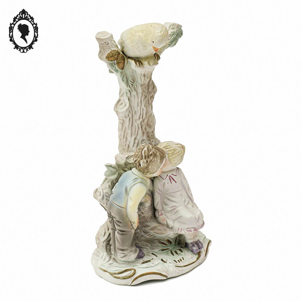 Statue figurine de 2 enfants putti sous un arbre avec un oiseau en porcelaine vintage ancien