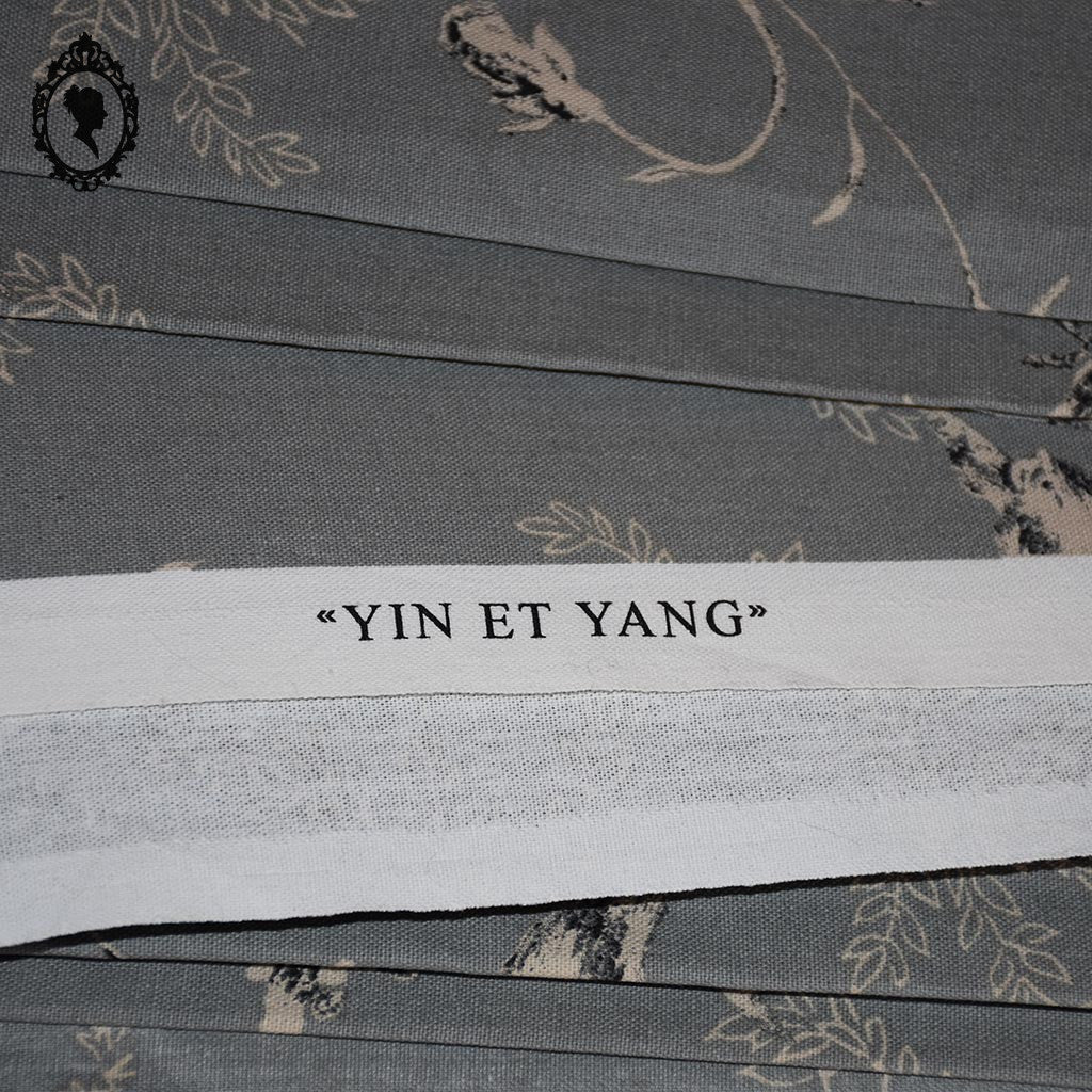 Tissu coupon ameublement coton fleuri gris noir rose Yin Yang Paris 325 x 285 cm