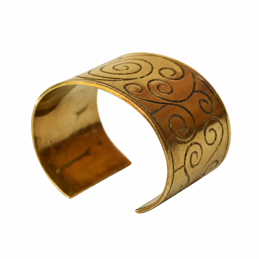 Bracelet manchette laiton doré à volutes gravées – style vintage signé BBC