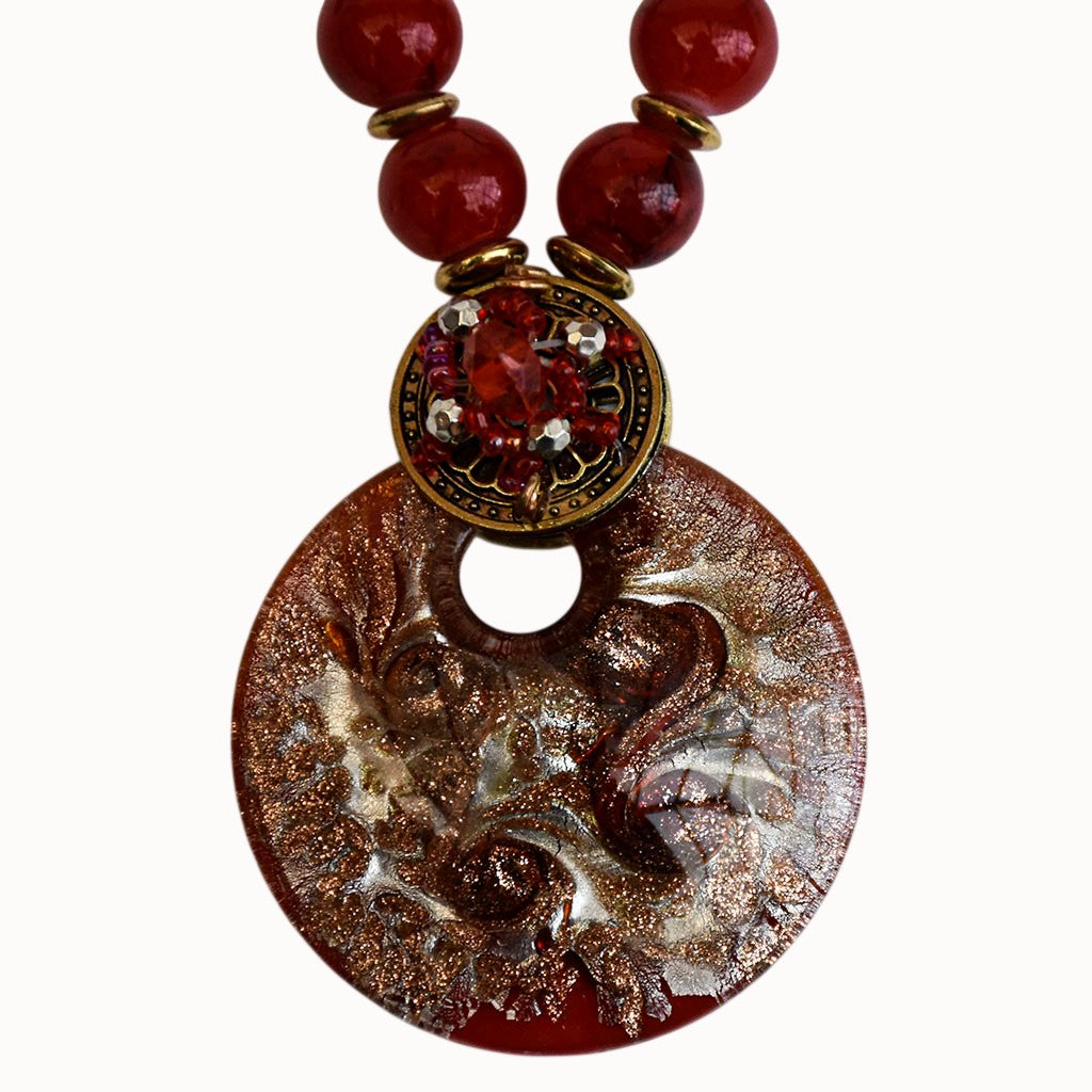Collier style Murano rouge et doré, pendentif rond et perles noires rocailles