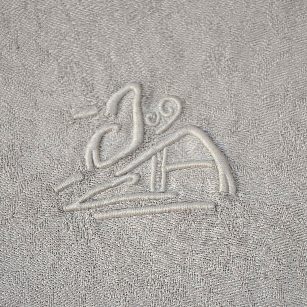 Lot 10 serviettes anciennes en damassé fleuri beige – Monogramme JA