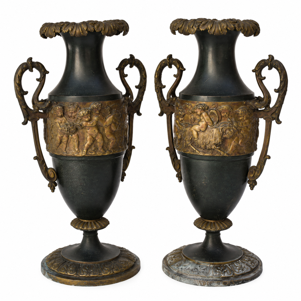 Paire de cassolettes décoratives à anses ornées et décors de putti, régule patine verte et dorée
