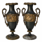 Paire de cassolettes décoratives à anses ornées et décors de putti, régule patine verte et dorée