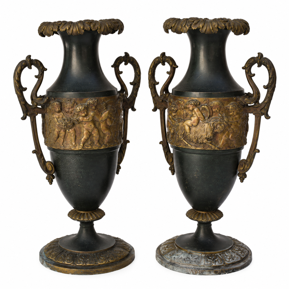 Paire de cassolettes décoratives à anses ornées et décors de putti, régule patine verte et dorée