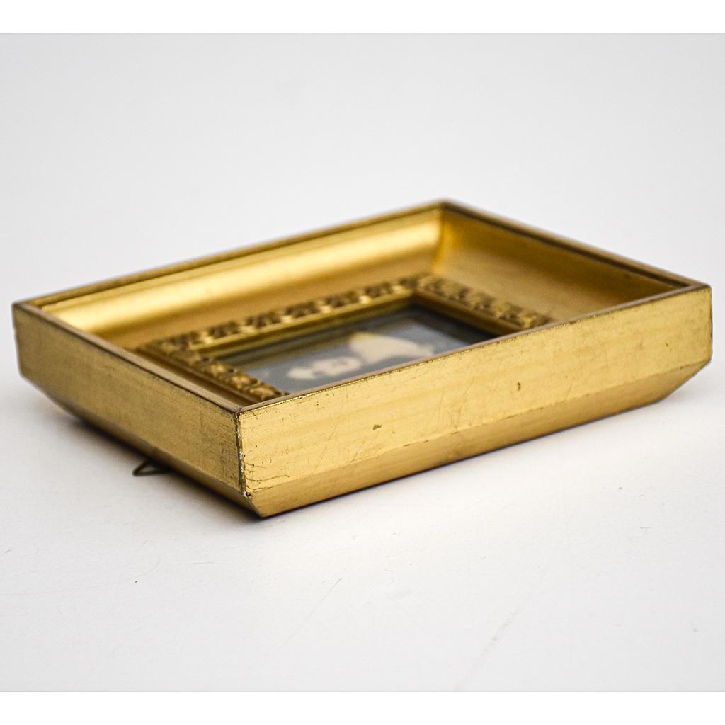 Petit cadre doré à la feuille d’or – Portrait de femme – 15,2 × 13,2 cm