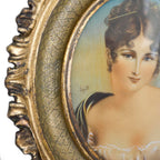 Portrait miniature signé sur ivoire – Cadre ovale doré de style baroque, verre bombé