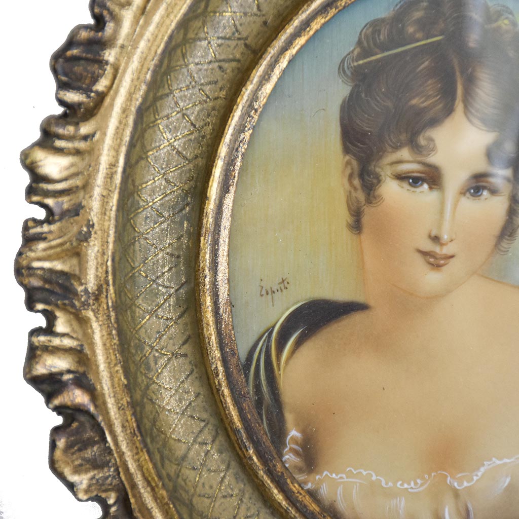 Portrait miniature signé sur ivoire – Cadre ovale doré de style baroque, verre bombé