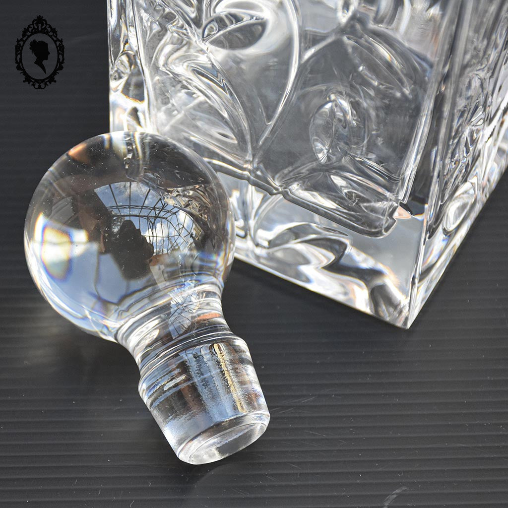 Belle carafe motif végétal en cristal avec bouchon rond vintage