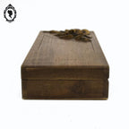 Boite longue rectangulaire en bois motifs sculptée de fleur art populaire