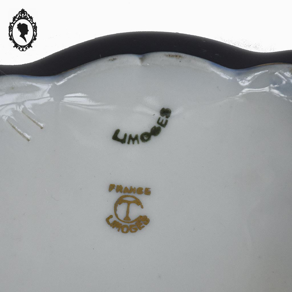 Bonbonnière signée T Limoges boîte porcelaine carrée bombée bleu doré vintage