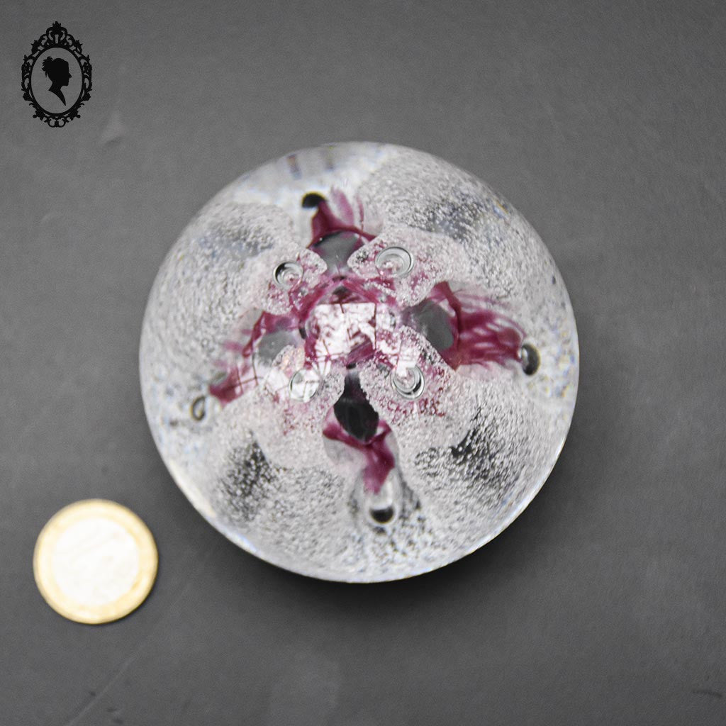 Boule sulfure presse papier en verre prune et blanc Caithness vintage