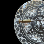 Broche ronde en lucite plexi motifs fleurs et oiseaux Art Nouveau Déco ancienne