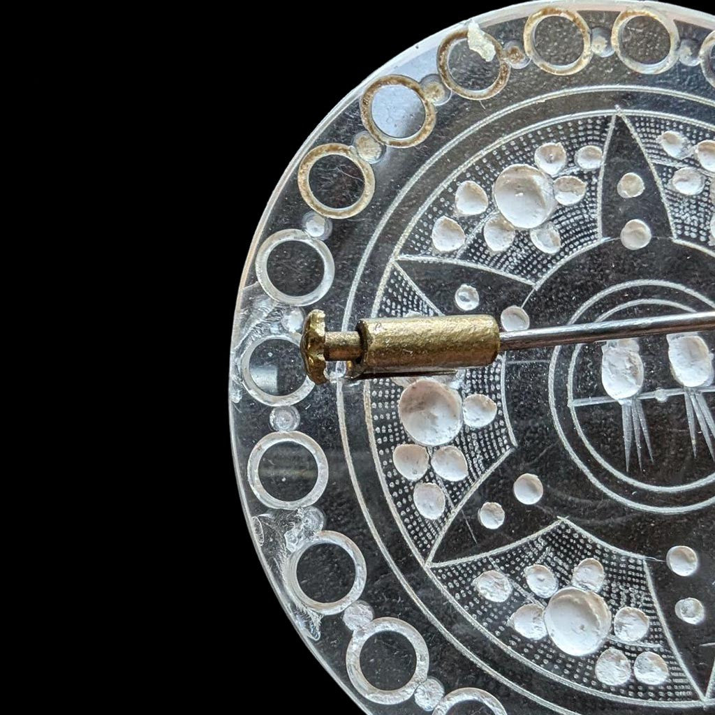 Broche ronde en lucite plexi motifs fleurs et oiseaux Art Nouveau Déco ancienne