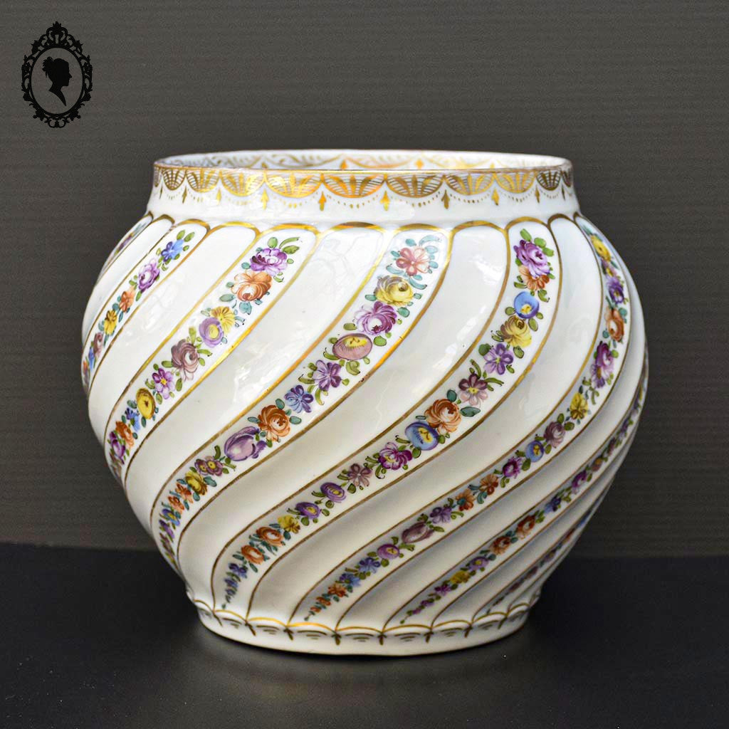 Cache pot vase rond blanc porcelaine fleurie rose doré signé