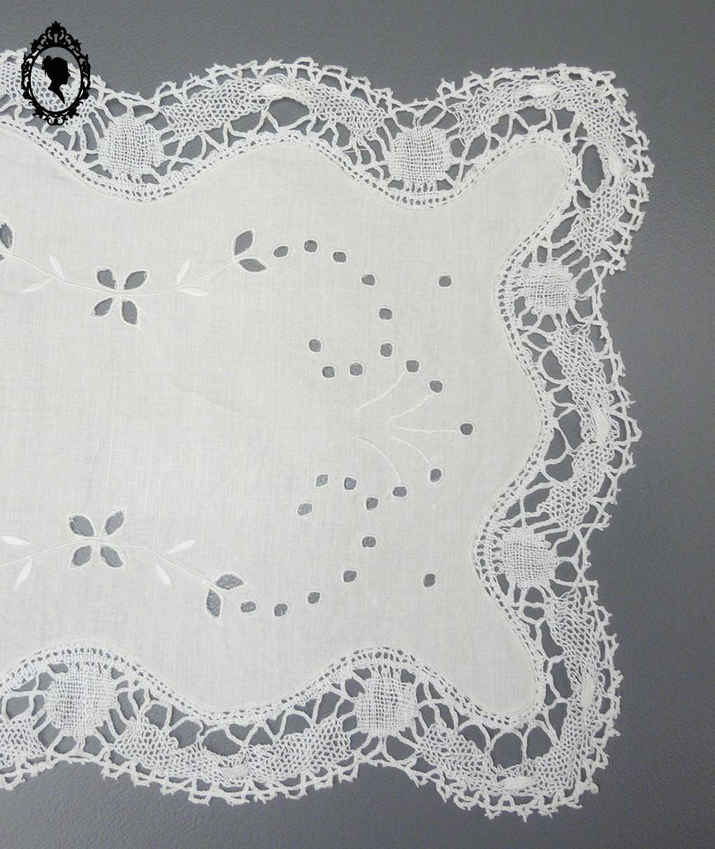 Centre de table en fil de lin blanc brodé main et dentelle rectangulaire