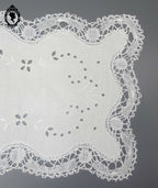 Centre de table en fil de lin blanc brodé main et dentelle rectangulaire