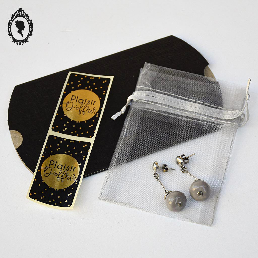 Chic paire de boucles d’oreilles pendantes perle grège beige gris