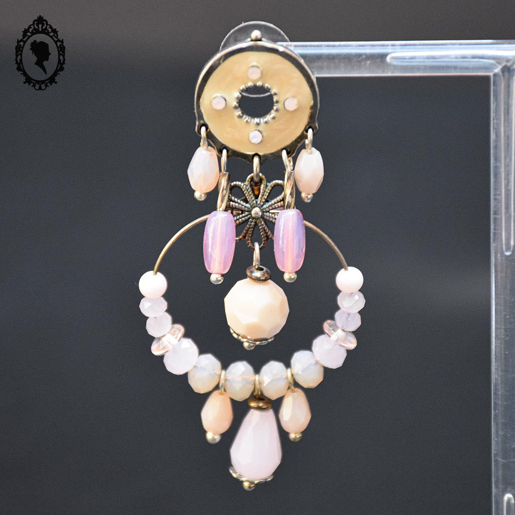 Chic paire de boucles d’oreilles pendantes perle rose beige