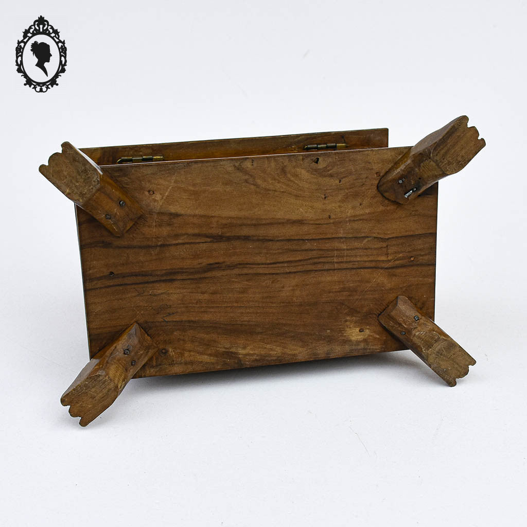 Coffret boite rectangulaire en bois motifs sculptée de fleur art populaire ancien