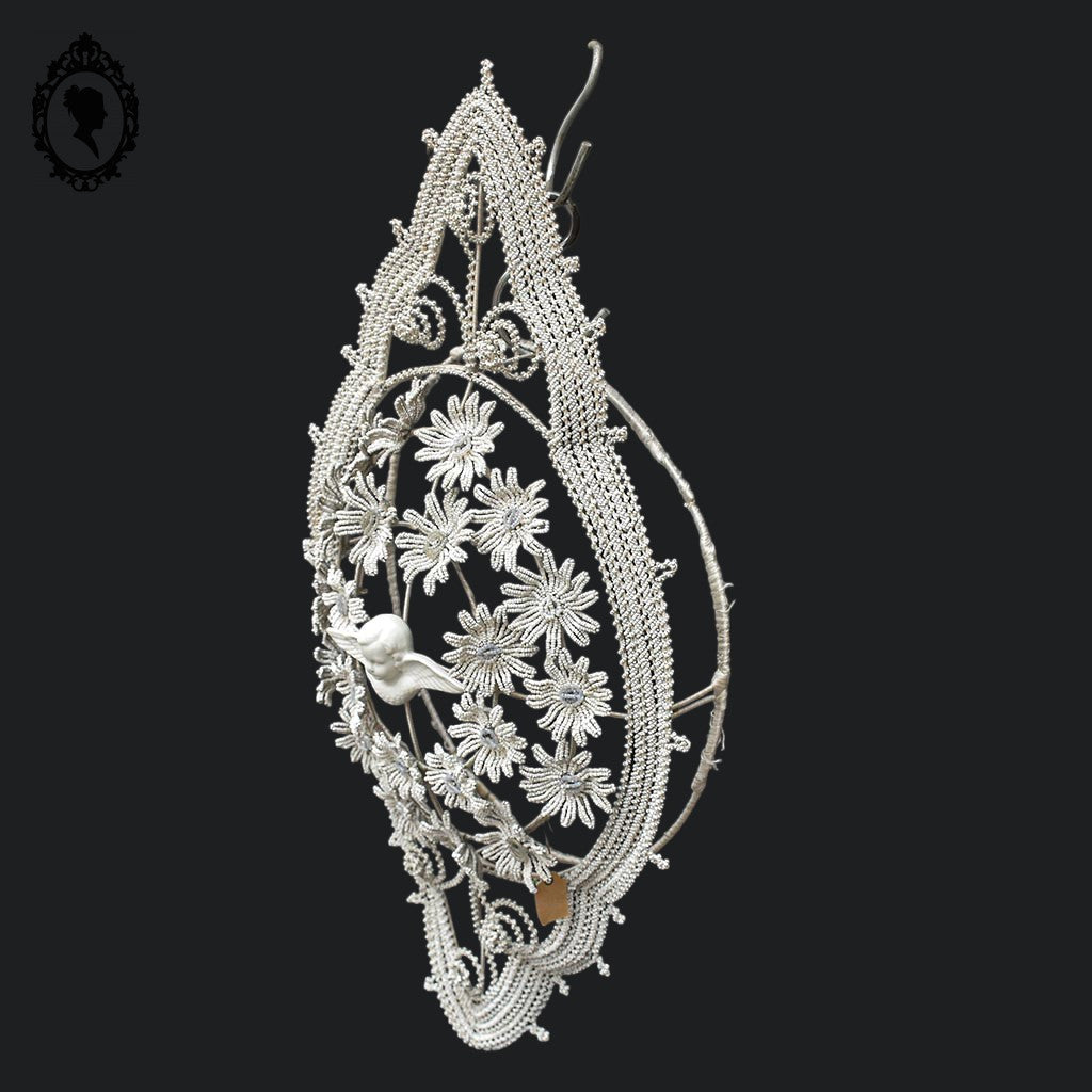 Couronne florale ange perles blanches objet de curiosité mortuaire ancienne 1900 H 76 cm