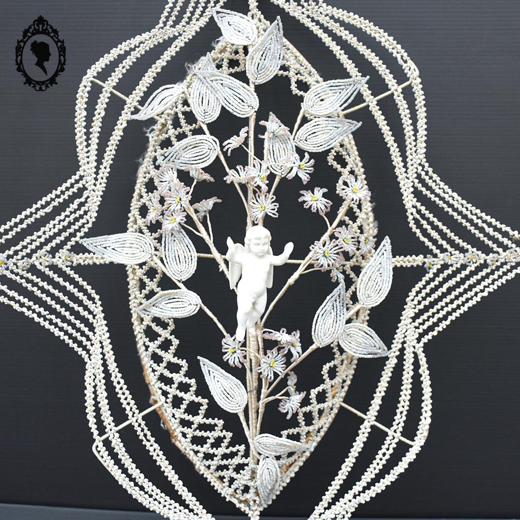 Couronne florale perles blanches objet de curiosité mortuaire ancienne 1900 H 75 cm