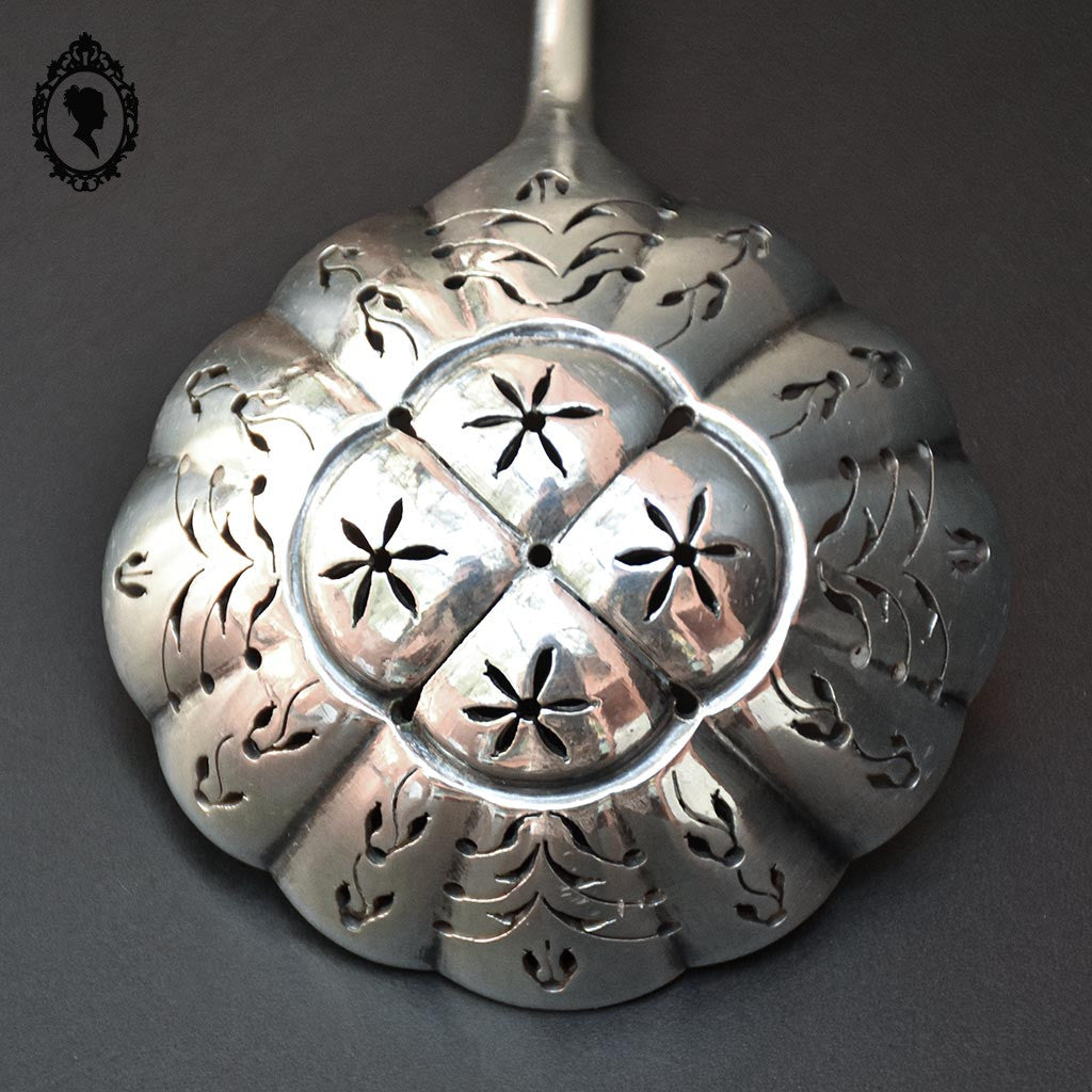Cuillère à sucre saupoudreuse ou couvert ajouré en métal argent Christofle