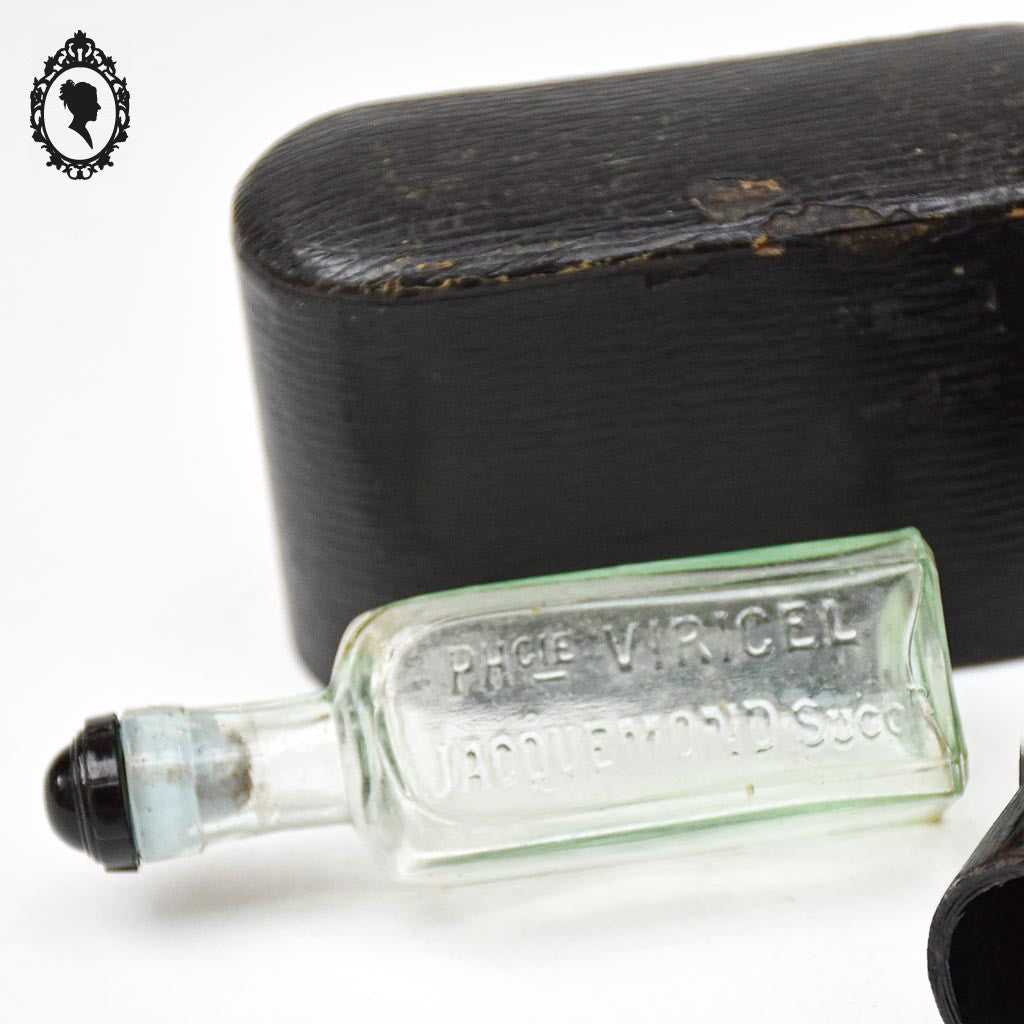 Écrin composé de 3 flacons anciens pharmaceutiques collection voyage