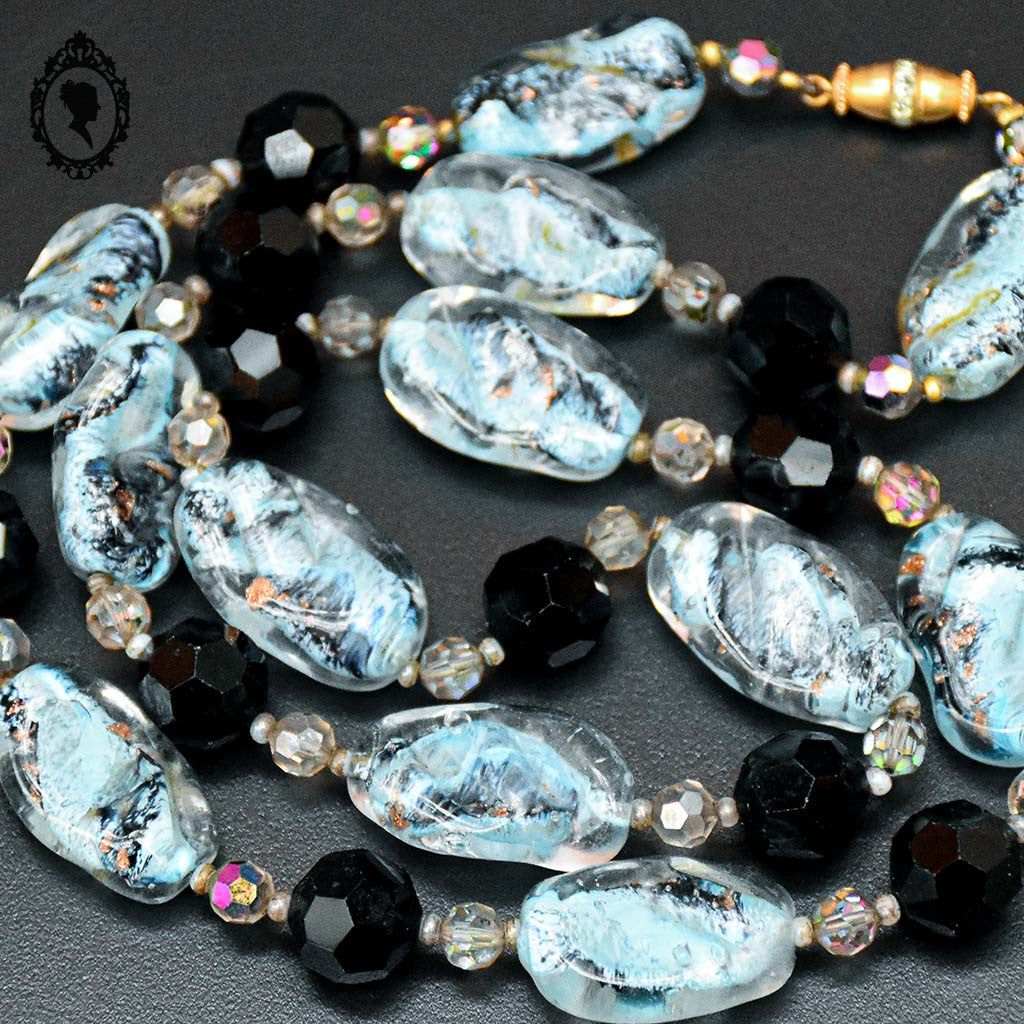 Élégant long collier perles de verre vénitien Murano bleu noir vintage ancien