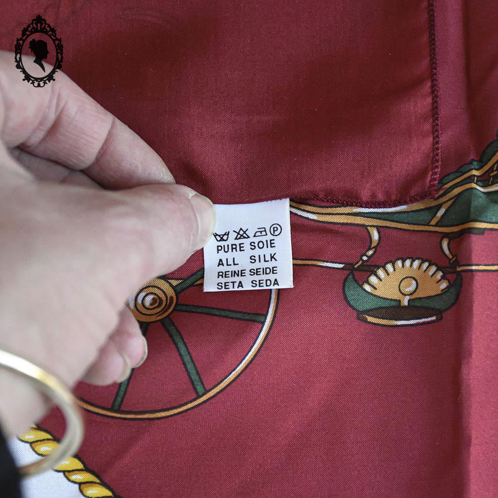 Foulard soie collection Marcelle Griffon voiture ancienne rouge vert blanc jaune vintage