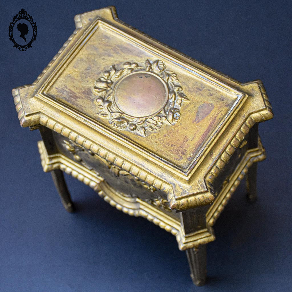 Jolie boite ou coffret à bijoux régule doré forme commode ancienne