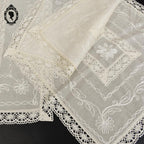 Linge de table brodé 2 napperons et 1 chemin de table style dentelle crème