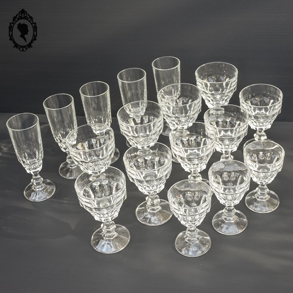 Lot 17 verres eau vin champagne sur pied en verre moulé multi facette