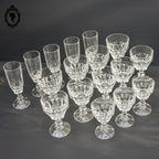 Lot 17 verres eau vin champagne sur pied en verre moulé multi facette