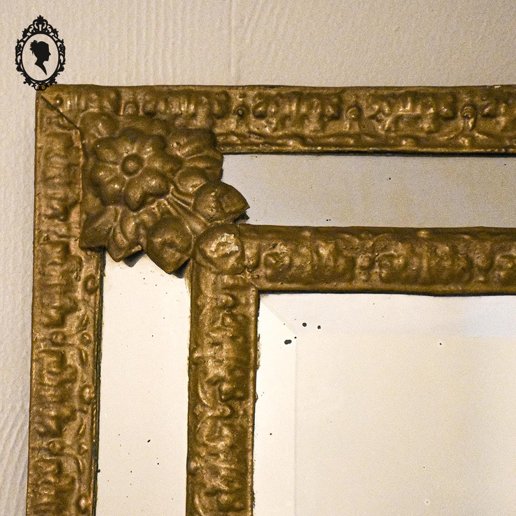 Miroir mural à parclose métal repoussé doré ancien Napoléon III H 47 cm