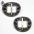 Paire de boucles anciennes pour chaussure ou ceinture métal gris motif rose en relief