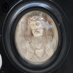 Paire de cadres reliquaires verre bombé noir ovale Christ et Marie calcaire pétrifié ancien Napoléon 3